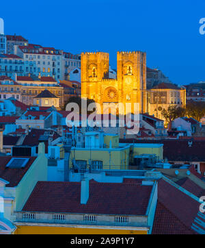 Blick auf die Kathedrale von Lissabon in der Dämmerung. Portugal Stockfoto