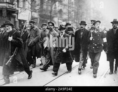 Deutsche Revolution - Sparticides, ein ausgefranstes Soldat, einer bewaffneten Seemann, einige junge Männer, und einen alten Kollegen führen die Gruppe mit einem Gewehr Ca. 1919 (Wandern im Schnee) Stockfoto