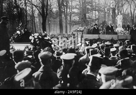 Deutsche Revolution - der letzte öffentliche Auftritt des Liebnecht, auf Belagerungen Allee. Nach diesem Aufruf Sitzung, an der er von Ebert Regierungstruppen verhaftet wurde, Berlin, Deutschland (Januar 1919) Stockfoto