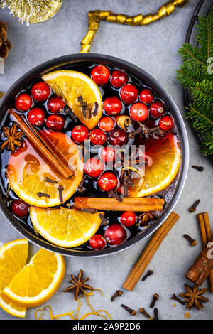 Glühwein in Sauce Pan, von Oben nach Unten Blick von oben. Stockfoto