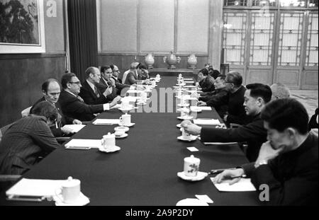 Dieses Foto zeigt Präsident Ford, Außenminister Henry Kissinger, Chief US-Liaison Officer George H. W. Bush und der Präsident Mitarbeiter, die bilateralen Gespräche mit der Volksrepublik China (VRC) Vizepremier Teng Hsiao-p'ing und andere Beamte in der Großen Halle des Volkes halten. Stockfoto