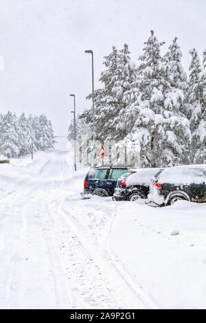 Autos auf dem Parkplatz im Schnee während eines Schneesturmes abgedeckt. Bild Stockfoto