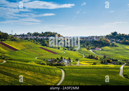 Deutschland, Schönes kleines Dorf von Stuttgart Rotenberg, einer Stadt, die auf einem Hügel von bunten Weinberge in beeindruckender Natur Landschaft Stockfoto