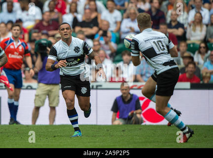 Twickenham, Surrey, Vereinigtes Königreich. Kahn FOTUALI "ICH, der Ball geht auf Ian MADIGAN, während der Old Mutual Wealth Cup, England gegen die barbarischen übereinstimmen, an der RFU gespielt. Twickenham Stadium, am Sonntag, 28.05.2017, England [Pflichtfeld Credit Peter SPURRIER/Intersport Bilder] Stockfoto