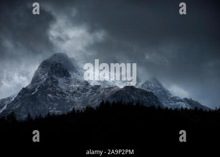 Atemberaubende Moody dramatische Winterlandschaft mountain Bild von schneebedeckten Y Garn in Snowdonia Stockfoto