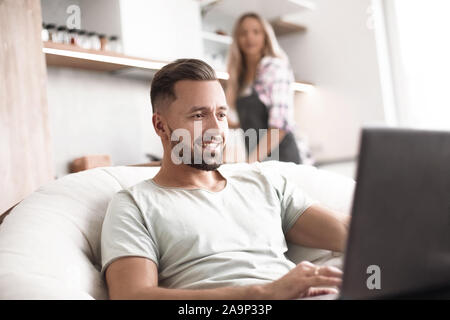 Junge Familie verbringt freie Zeit in der Küche Stockfoto