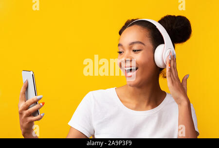 Aktive jugendlich Hören von Musik mit drahtlosen Kopfhörern Stockfoto