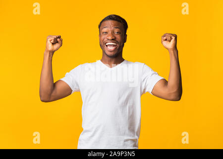 Freudige Afro Mann schreiend schüttelte die Fäuste Erfolge feiern, Studio Shot Stockfoto