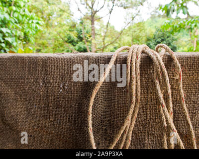 Hanf Sack und Seil an der Wand Stockfoto