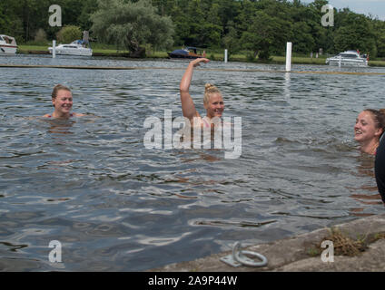 Henley. Berks, Großbritannien. Ohio State University Elite Frauen Acht, zwischen das Halbfinale und das Finale, Abkühlung, Schwimmen im Fluss und erproben Ihre synchronisierten Bewegungen, die von den Oberen Thames RC entspannen. 2017 Henley Regatta der Frauen. Rudern auf, Henley erreichen. Themse. Sonntag, den 18.06.2017. [Pflichtfeld Credit Peter SPURRIER/Intersport Bilder] Stockfoto