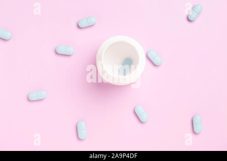 Bunte Medizin Pillen Kapseln auf einem farbigen Hintergrund Stockfoto