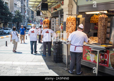 Istanbul, Türkei - August: -01.2019 im Istanbuler Taksim ist die Dönerbuden. Taki Ort, zieht viele Touristen an. Berühmt für seine Stockfoto