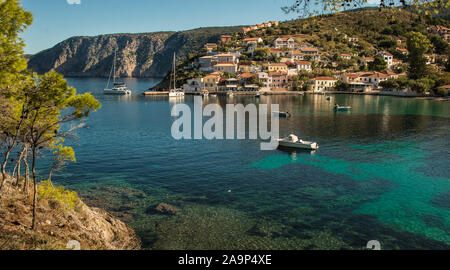 Schöne Landschaft mit Bucht und farbenfrohe Gebäude im Hintergrund in der Stadt Asos, Griechenland, Kefalonia. Wundervolle spannende Orte. Panorama. Stockfoto