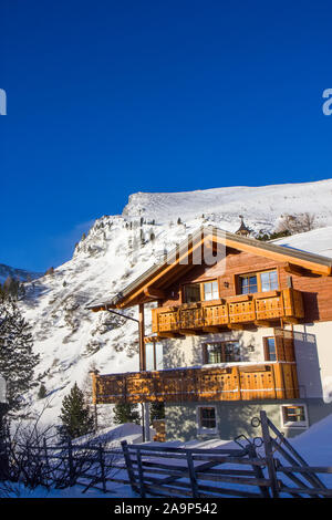 Holz-Chalet in den Bergen Stockfoto