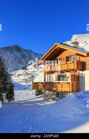 Holz-Chalet in den Bergen Stockfoto