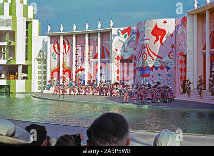 Bunte Roller Skating Anzeige an der Billy Rose Aquacade, eine Arena zu fairen die New Yorker Welt, 1939-40, Flushing Meadows, New York, USA C 1939. Stockfoto