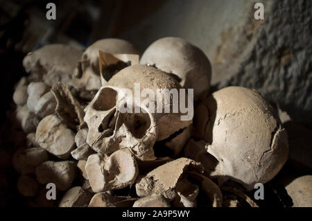 Schädel auf dem Friedhof der Fontanelle Neapel (Italien) Stockfoto