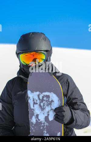 Snowboard Mädchen auf dem Berghang Stockfoto