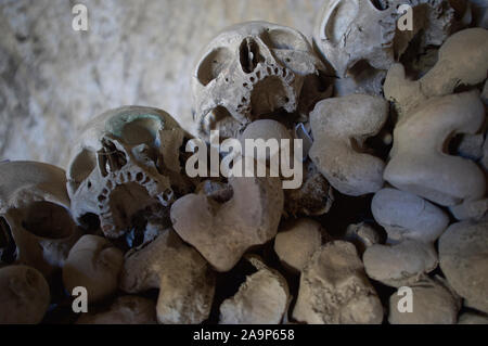 Schädel auf dem Friedhof der Fontanelle Neapel (Italien) Stockfoto