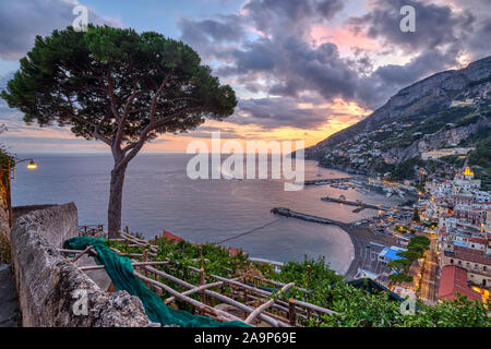 Blick auf Amalfi in Italien bei Sonnenuntergang mit einem Lone Pine Tree Stockfoto