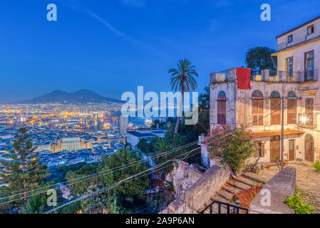 Blick vom Vomero Bezirk der Innenstadt von Neapel in Italien in der Nacht Stockfoto