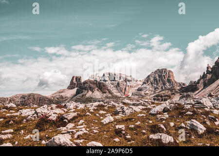 Der Drei-zinnen-Hütte, und der Toblin Turm im Hintergrund. Dolomiten, Italien. Stockfoto