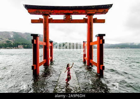 Das berühmte Torii-Tor am Seeufer des Hakone-Schreins steht am Fuße des Mount Hakone am Ufer des Ashi-Sees. Berühmter Platz für Touristen. Stockfoto