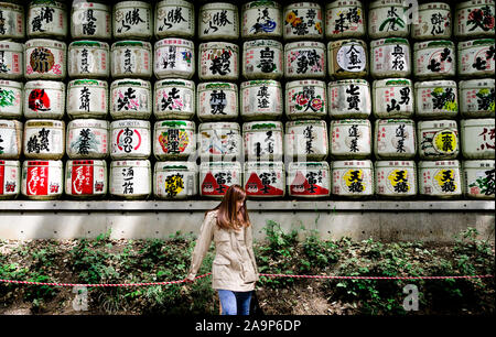 Fass of Sake (nihonshu) im Meiji Jingu Park, Eintritt zum Meiji Shrine (Meiji Jingu). Stockfoto