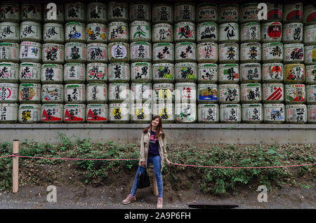 Fass of Sake (nihonshu) im Meiji Jingu Park, Eintritt zum Meiji Shrine (Meiji Jingu). Stockfoto