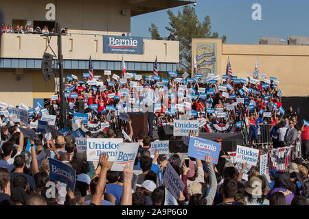 Los Angeles, USA. 16 Nov, 2019. EL SERENO, LOS ANGELES, Kalifornien, USA - 16. NOVEMBER: die Demokratischen Präsidentschaftskandidaten, Vermont Senator Bernie Sanders spricht mit Anhänger während seiner 2020 Kalifornien Wahlkampf Rallye an der Woodrow Wilson High School am 16. November 2019 in El Sereno, Los Angeles, Kalifornien, USA. (Foto von Rudy Torres/Image Press Agency) Quelle: Bild Presse Agentur/Alamy leben Nachrichten Stockfoto