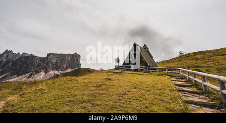 Alte Kapelle Berg in den Dolomiten, Giau. Stockfoto