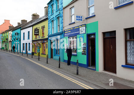 Farbenfrohe Gebäude, Cafe, Kneipen, Geschäfte im Küstenort Dingle, KErry, Irland Stockfoto