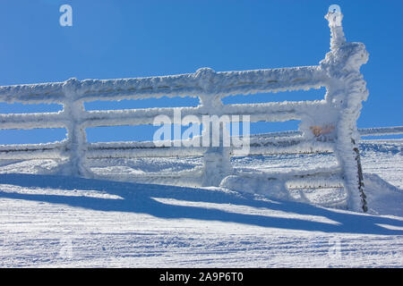 Gefrorene Holzzaun auf der Sonnenterrasse Stockfoto