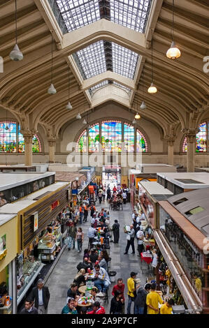 Sao Paulo, Brasilien, 29. Mai 2012. Anzeigen von Menschen kaufen an der städtischen Markt (Mercado Municipal), Sao Paulo, Brasilien. Stockfoto