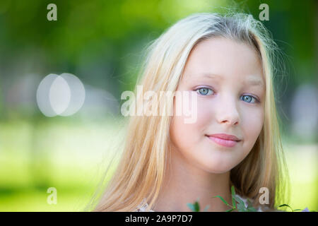 Porträt von einem schönen Mädchen im Teenageralter. Zehn Jahre alten Blue-Eyed Girl