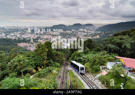 Die Penang Hill Railway ist eine einsektionsförmige Standseilbahn, die von Air ITAM aus den Penang Hill am Stadtrand von George Town besteigt. Stockfoto