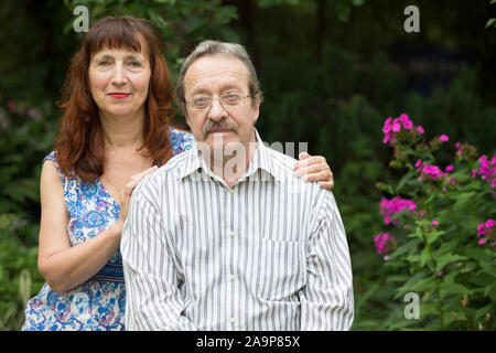 Ältere Paare im Sommergarten. Mann und Frau Stockfoto