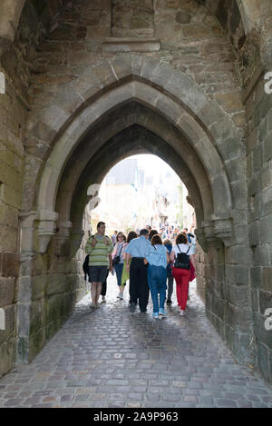 Dinan, Cotes-d-Rüstung/Frankreich - 19. August 2019: Touristen genießen ein Besuch in der historischen Altstadt von Dinan in der Bretagne Stockfoto