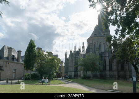 Dinan, Cotes-d-Rüstung/Frankreich - 19. August 2019: Blick auf die historische Basilika de Kirche Saint-Sauveur in der bretonischen Stadt Dinan Stockfoto