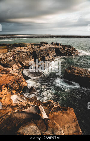 Die felsige Steilküste zwischen Turners Beach und Yamba Beach am Clarence Kopf, Yamba NSW. Stockfoto