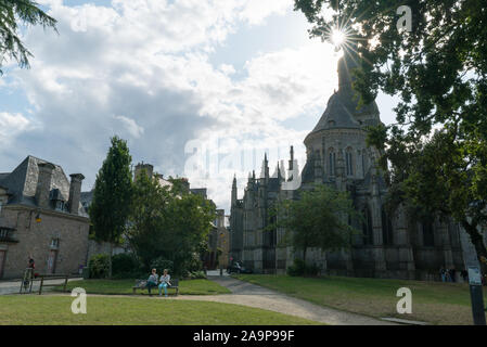 Dinan, Cotes-d-Rüstung/Frankreich - 19. August 2019: Blick auf die historische Basilika de Kirche Saint-Sauveur in der bretonischen Stadt Dinan Stockfoto