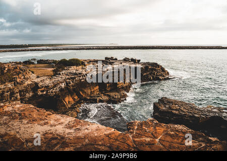 Die felsige Steilküste zwischen Turners Beach und Yamba Beach am Clarence Kopf, Yamba NSW. Stockfoto