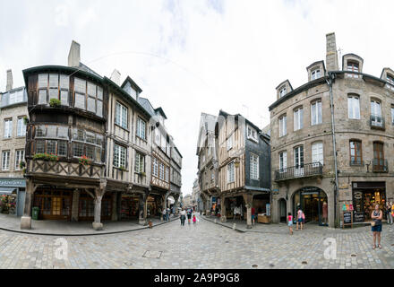 Dinan, Cotes-d-Rüstung/Frankreich - 19. August 2019: Altstadt von Dinan in der Bretagne mit mittelalterlichen Fachwerkhäusern Stockfoto