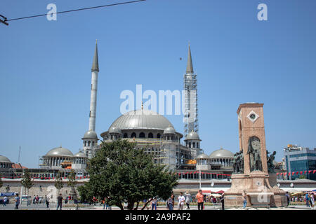 ISTANBUL, Türkei - AUGUST -1.2019: Taksim Square ist einen touristischen Bezirk. Bau der Neuen Moschee in Taksim Square. Stockfoto
