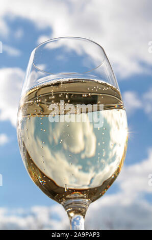 Glas Champagner unter blauem Himmel Stockfoto