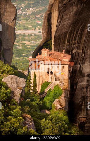 Mittelalterliche Meteora Kloster Roussanou auf einem Felsen Säule in der Meteora Berge, Thessalien, Griechenland Stockfoto