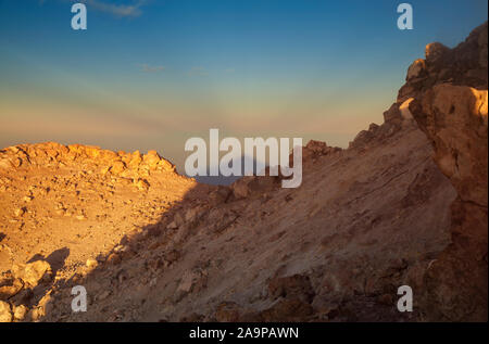 Sonnenaufgang auf dem Teide, dem höchsten Berg Spaniens und Atlantic Basin, Blick nach Westen Richtung Schatten des Vulkans auf der Morgennebel, unteren Ebenen von T Stockfoto