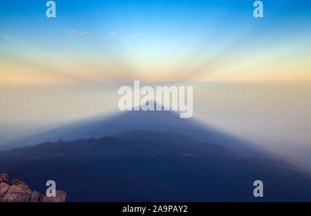 Sonnenaufgang auf dem Teide, dem höchsten Berg Spaniens und Atlantic Basin, Blick nach Westen Richtung Schatten des Vulkans auf der Morgennebel, unteren Ebenen von T Stockfoto