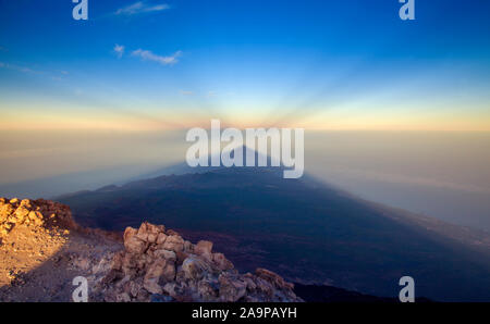 Sonnenaufgang auf dem Teide, dem höchsten Berg Spaniens und Atlantic Basin, Blick nach Westen Richtung Schatten des Vulkans auf der Morgennebel, unteren Ebenen von T Stockfoto