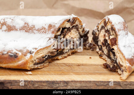 Poppy seed Strudel auf Holz Schneidebrett Stockfoto